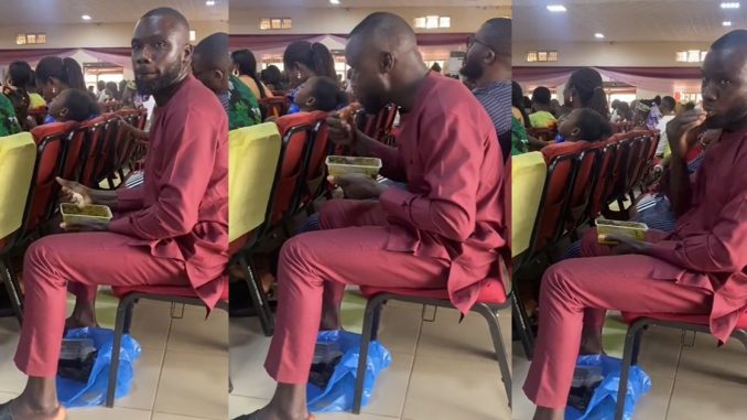 "eating both physical and spiritual food" – Nigerian man shamɘlessly devours vegetable soup and 'akpu' in church during the sermon (VIDEO)