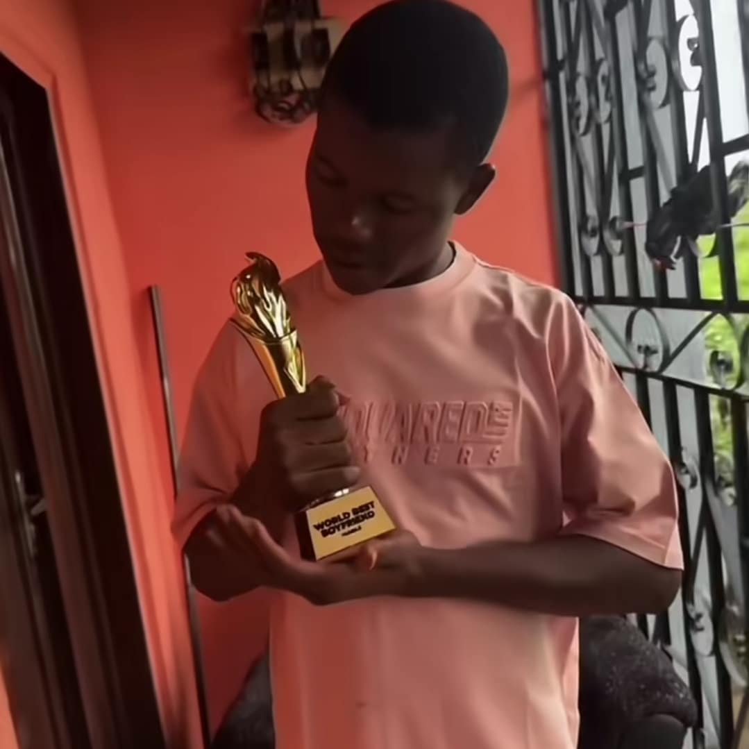 Man goes viral as girlfriend gifts him a gold-plated "world's best boyfriend" trophy on boyfriend's day