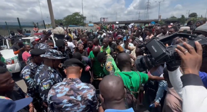 Police Show Solidarity By Distributing Water To Lagos Protesters (Video)