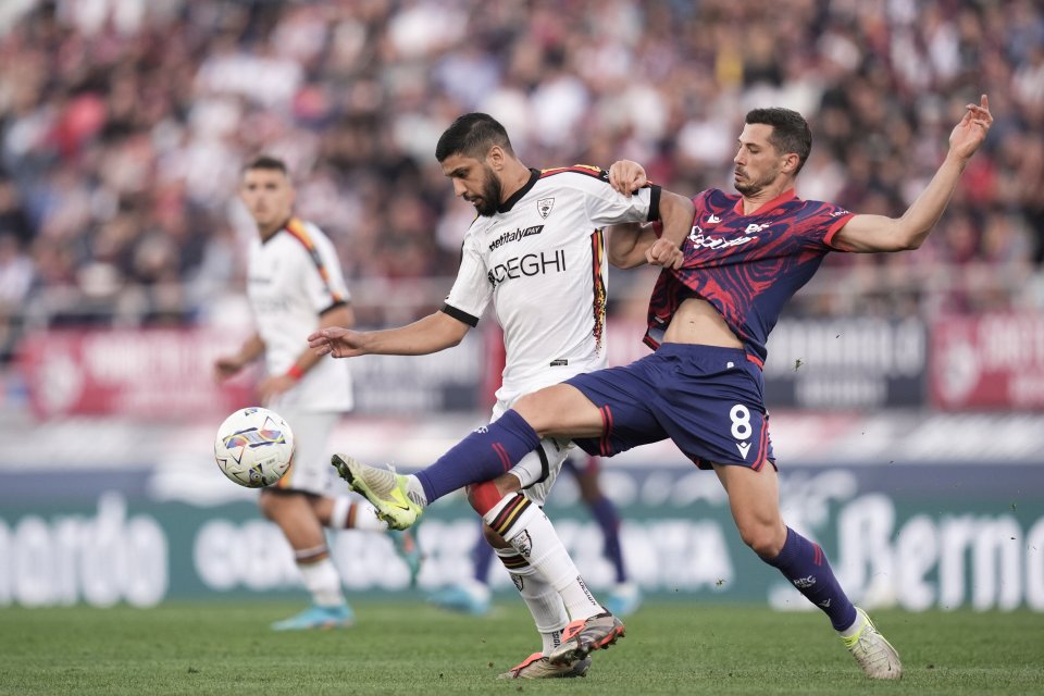 Lecce’s Hamza Rafia fights for the ball with Bologna’s Remo Freuler