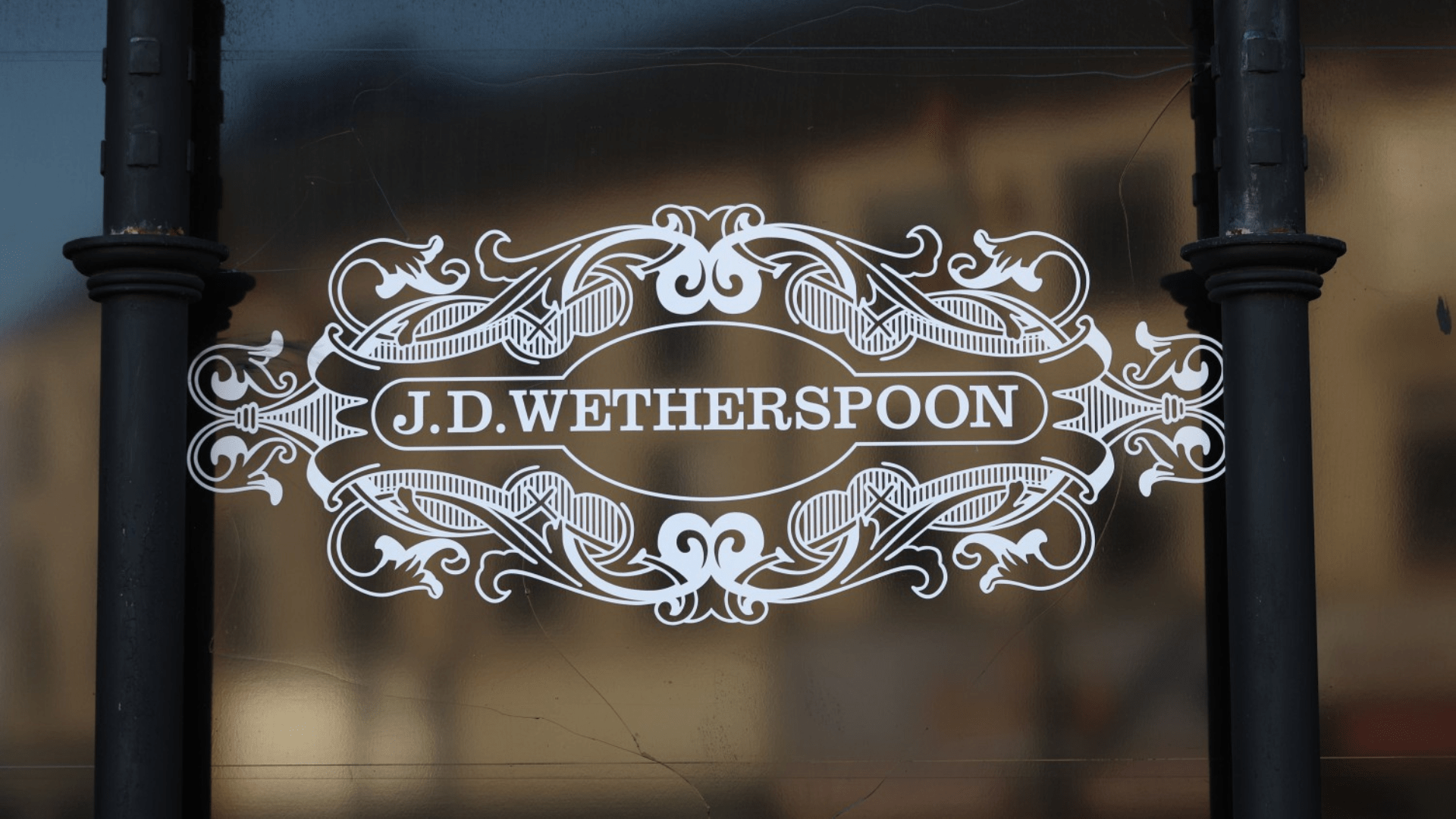 Huge US TV star visits Wetherspoons in Glasgow as they try favourite Scottish dish