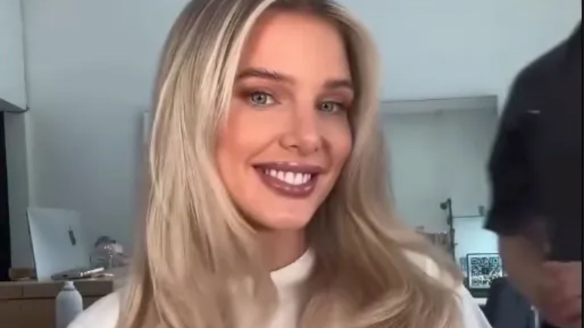 Helen Flanagan shows off her 'real' hair as she gets extensions put in