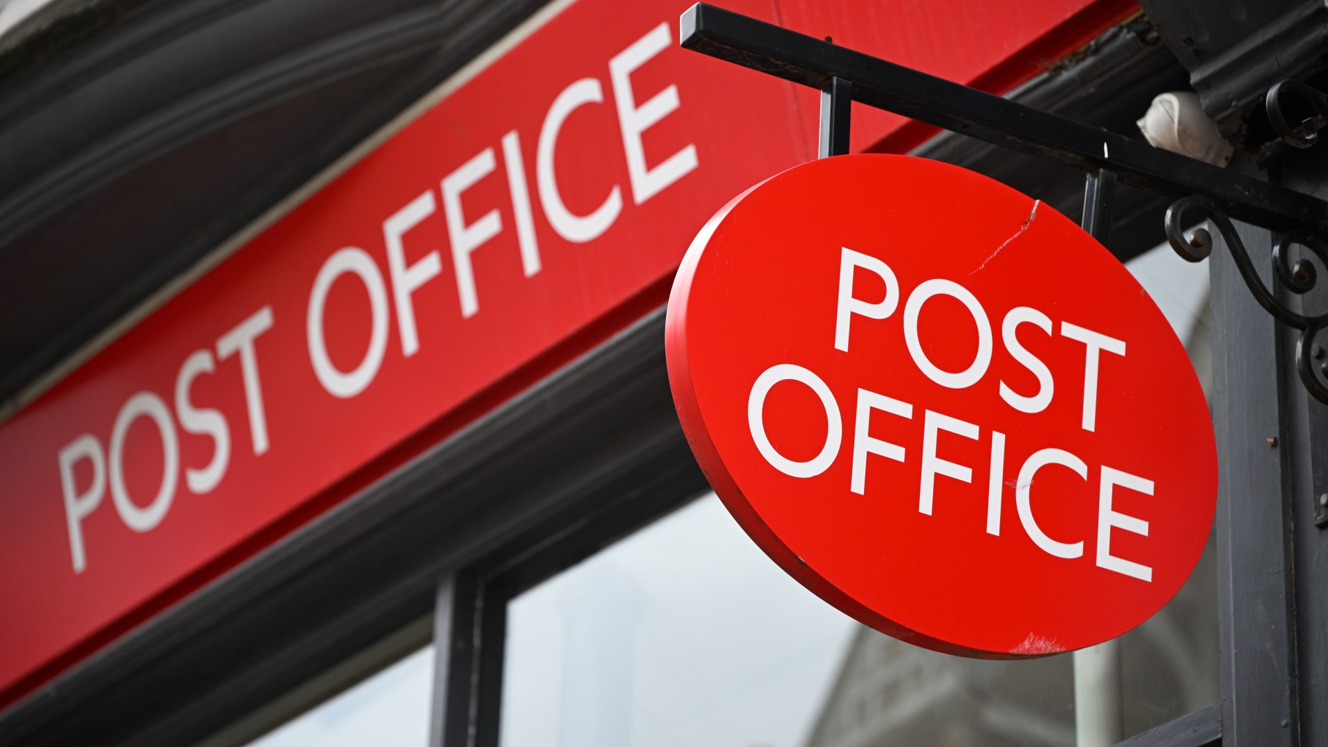 The Post Office is to close 115 loss-making branches and cut hundreds of jobs