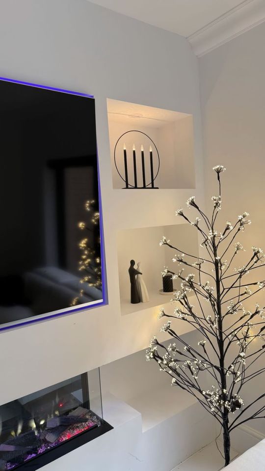 Candles and a sparkling wicker tree decoration added an extra wintery vibe