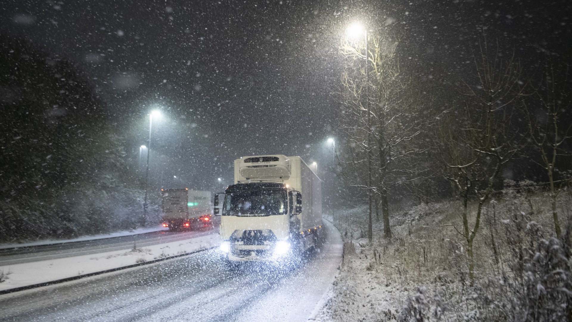 UK weather: Moment drivers tackle heavy snow flurries as Met Office warns of travel chaos with mercury dropping to -3C