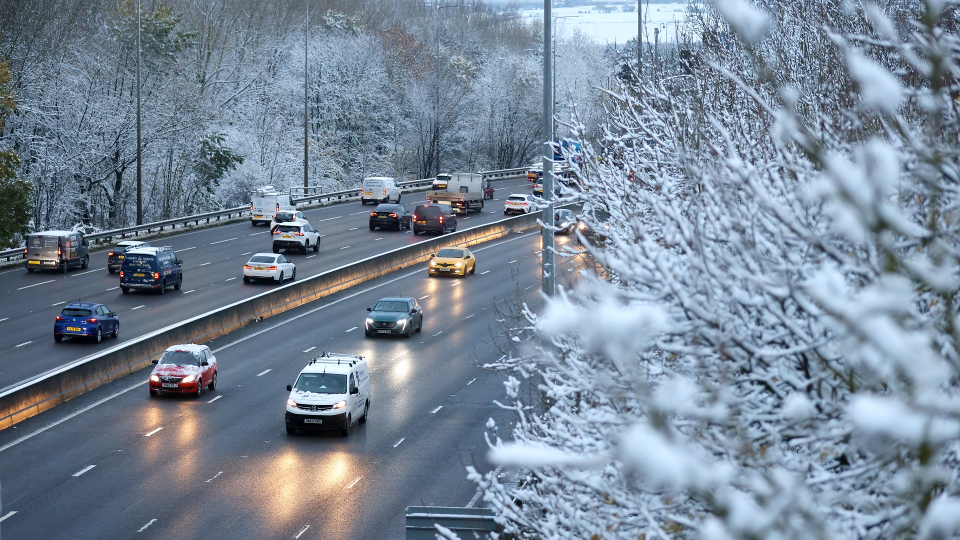 Four major motorways hit by 'severe' amber snow alert as drivers warned 'do NOT travel' - check your journey now