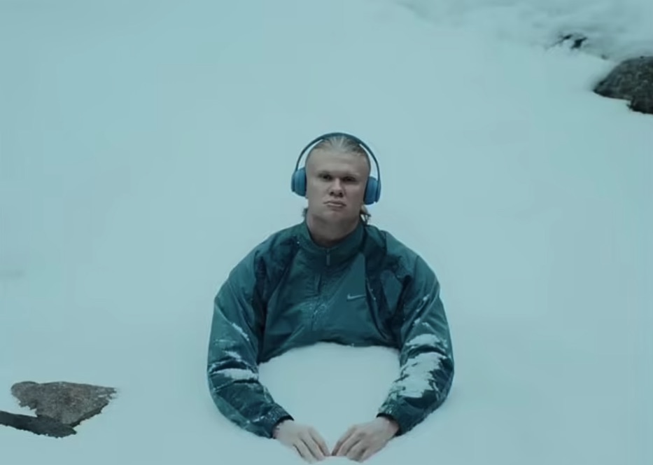 The striker ends the advert waking up under a blanket of snow