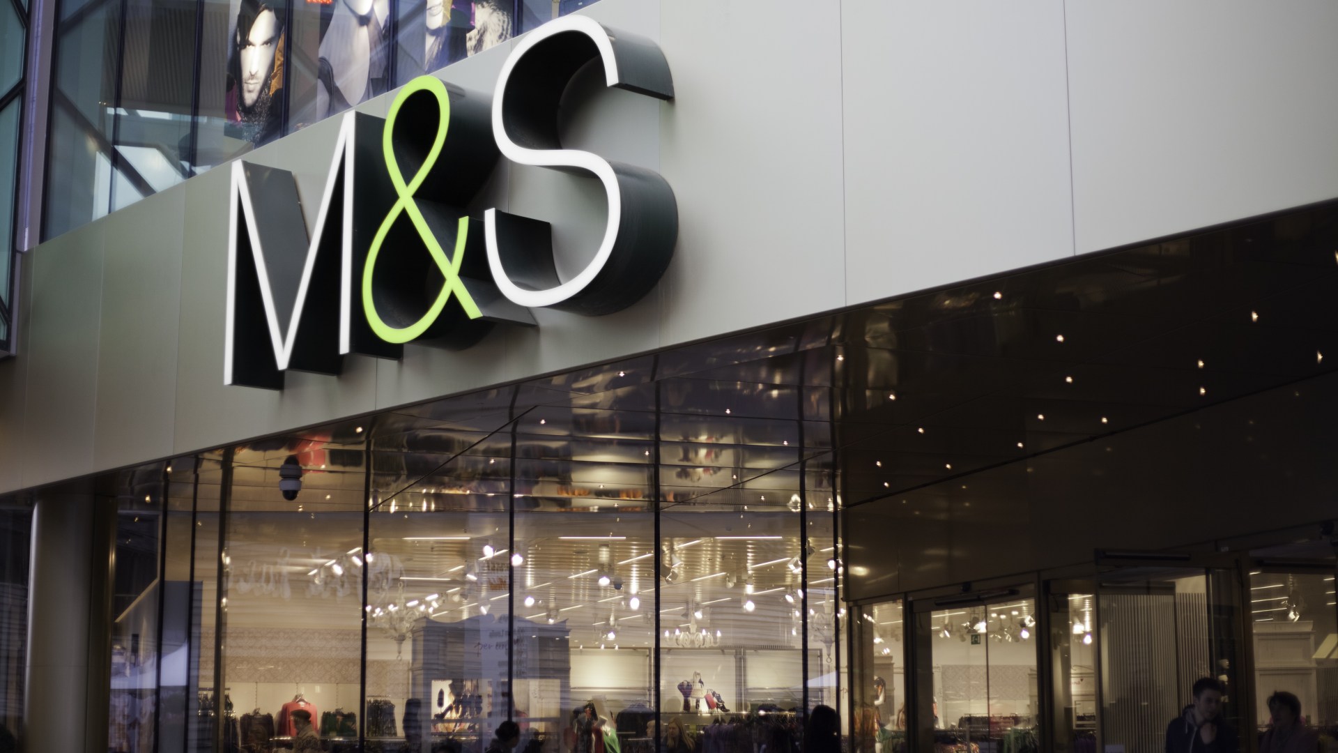 Marks and Spencer rolls outs huge conveyor belt checkout change at stores across the UK - and it will divide people