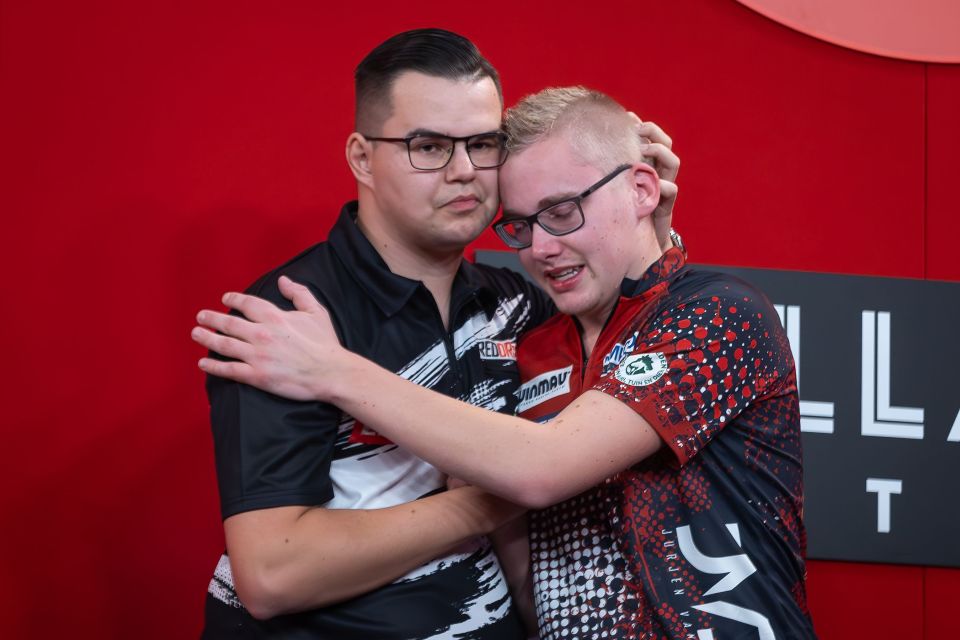 Opponent Gian van Veen comforted Van der Velde after beating him 6-5