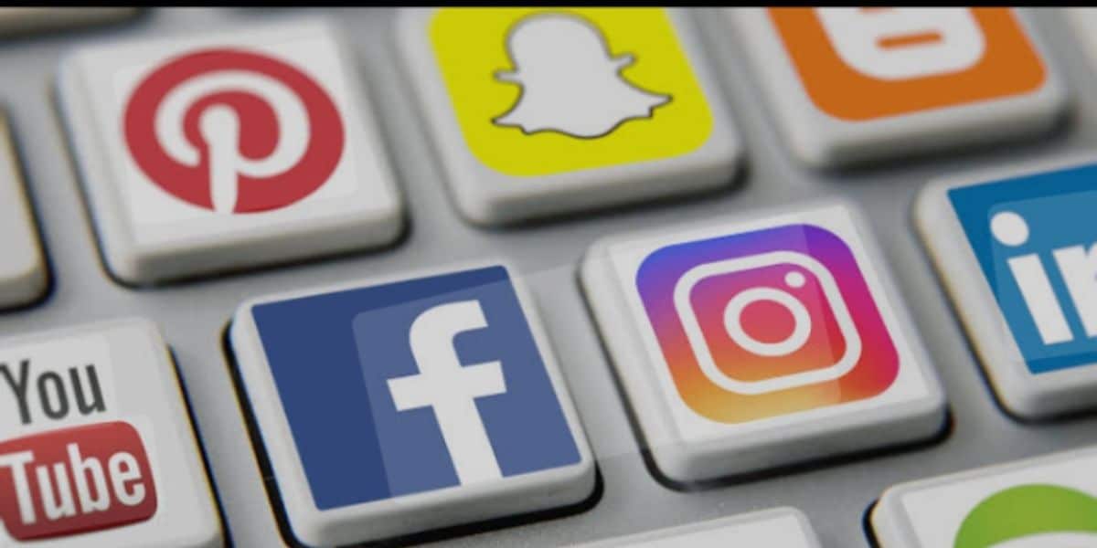 Bill to ban under 16s from social media in Australia progresses