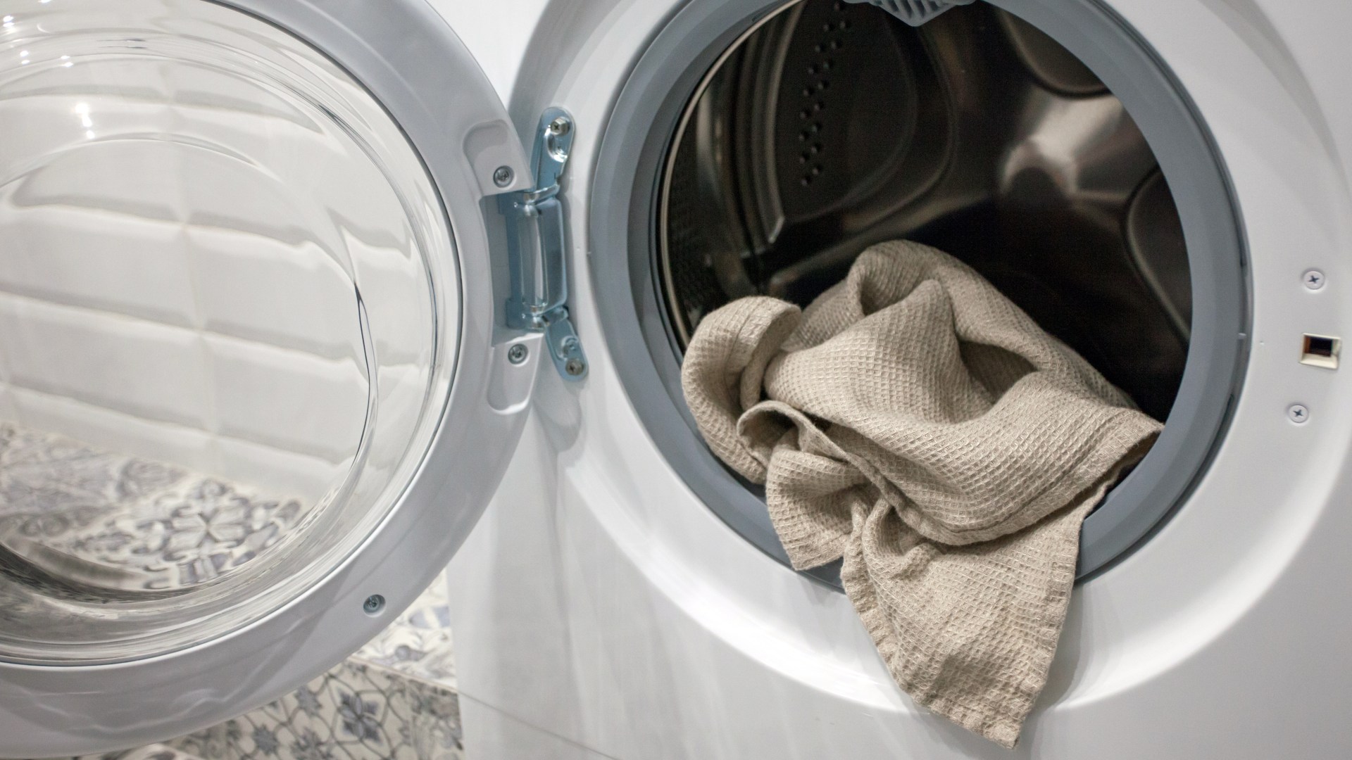 Money expert shares the exact two hours in a day you should never use your washing machine or dishwasher