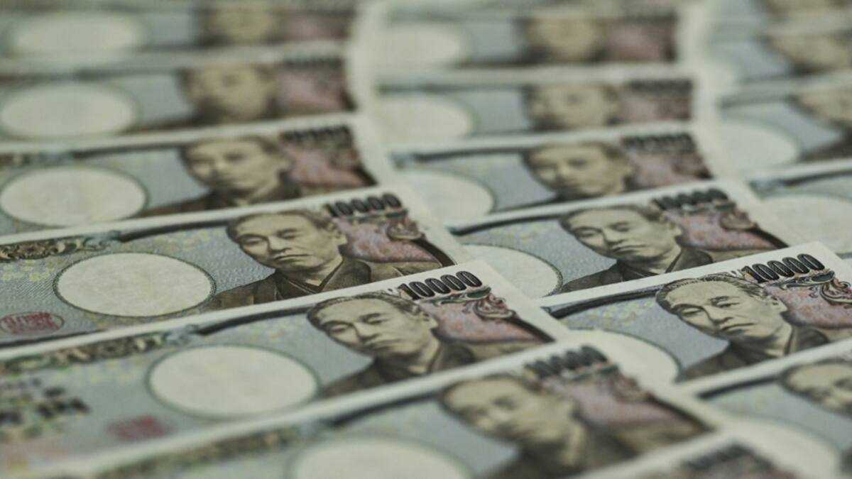 Yen rallies on rate hike bets as equity markets swing