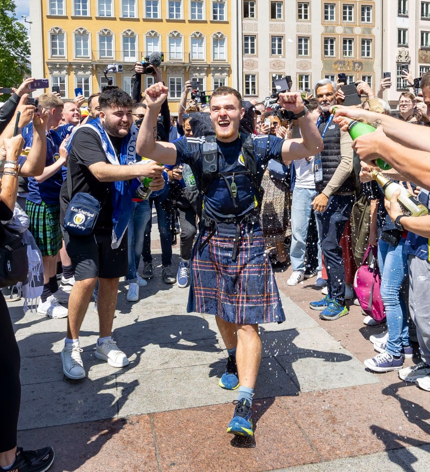 Craig arriving in Munich to a rapturous reception from fans