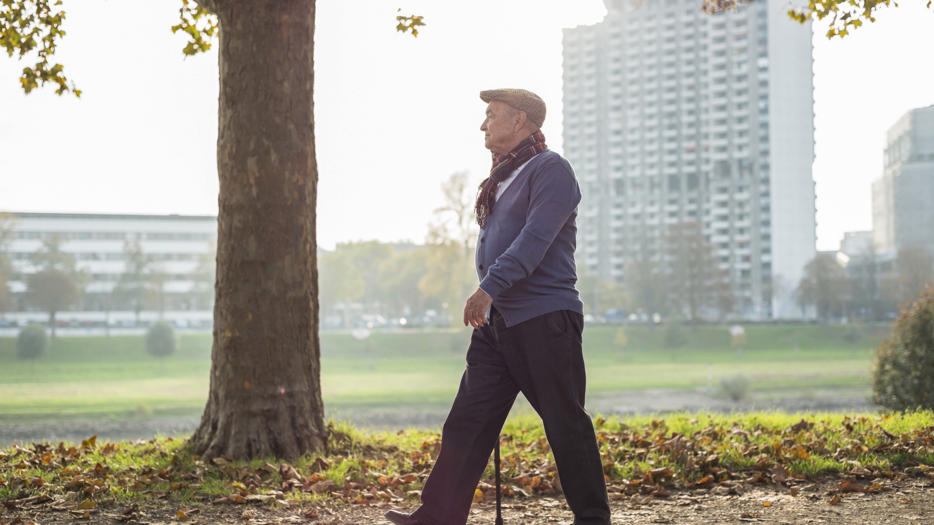 The 4 early warning signs of dementia you can spot when you WALK