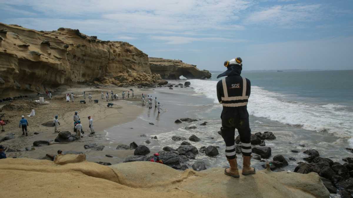 Oil leak in Peru tourist zone triggers 'environmental emergency'