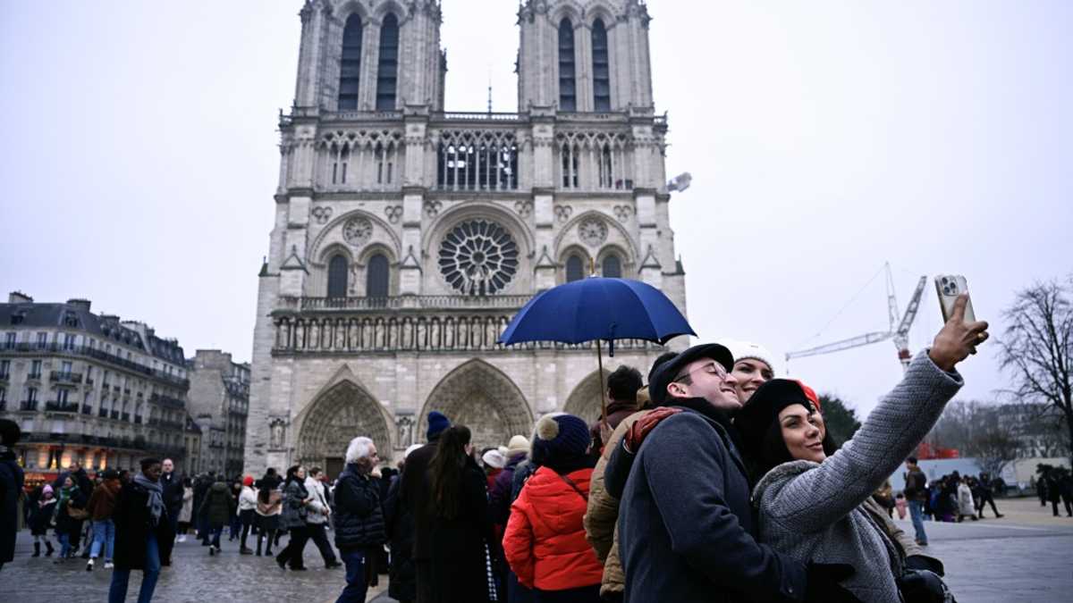 Tourists return to post-Olympic Paris for holiday magic