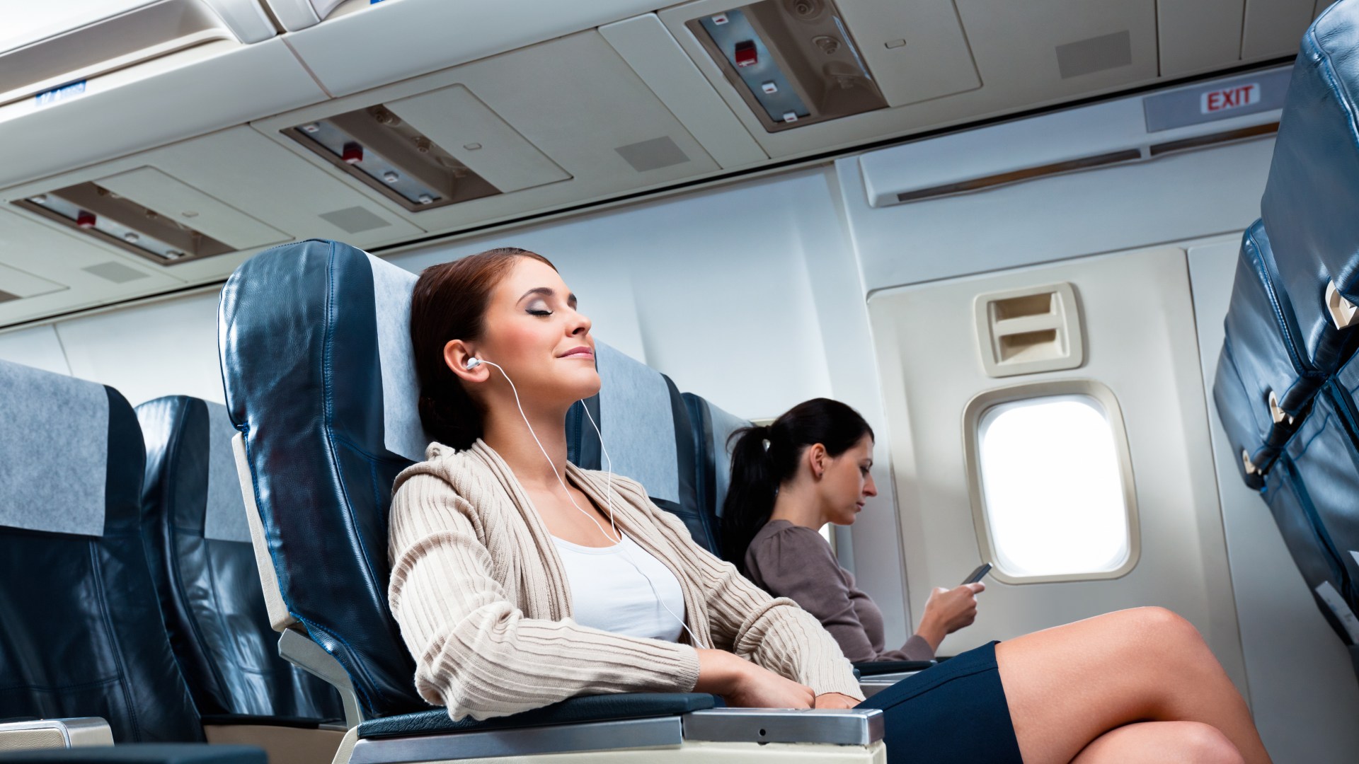 Flight attendant reveals the real rules on empty middle seats including who gets to use the tray table