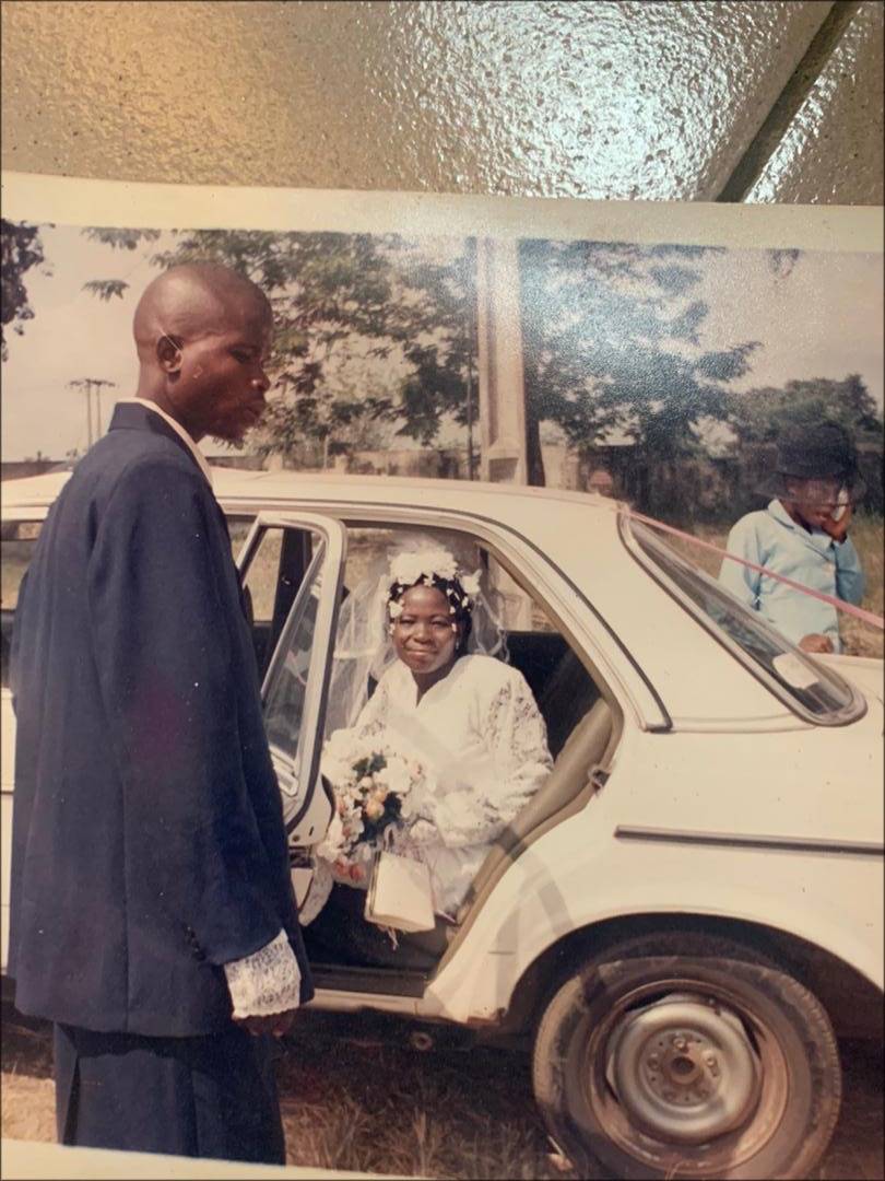 Lady shares inspiring then-and-now photos of her parents’ love story