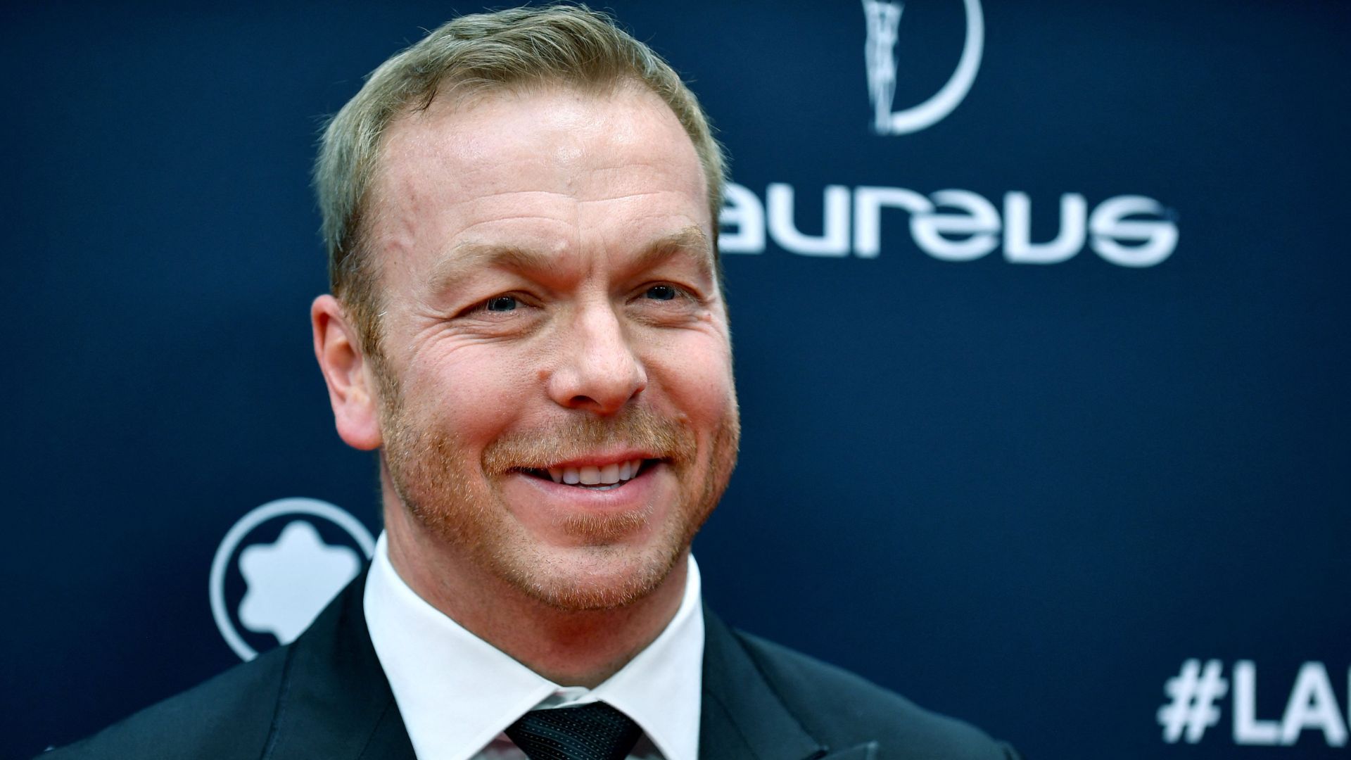 Why is Chris Hoy presenting the Ballon d'Art darts trophy?