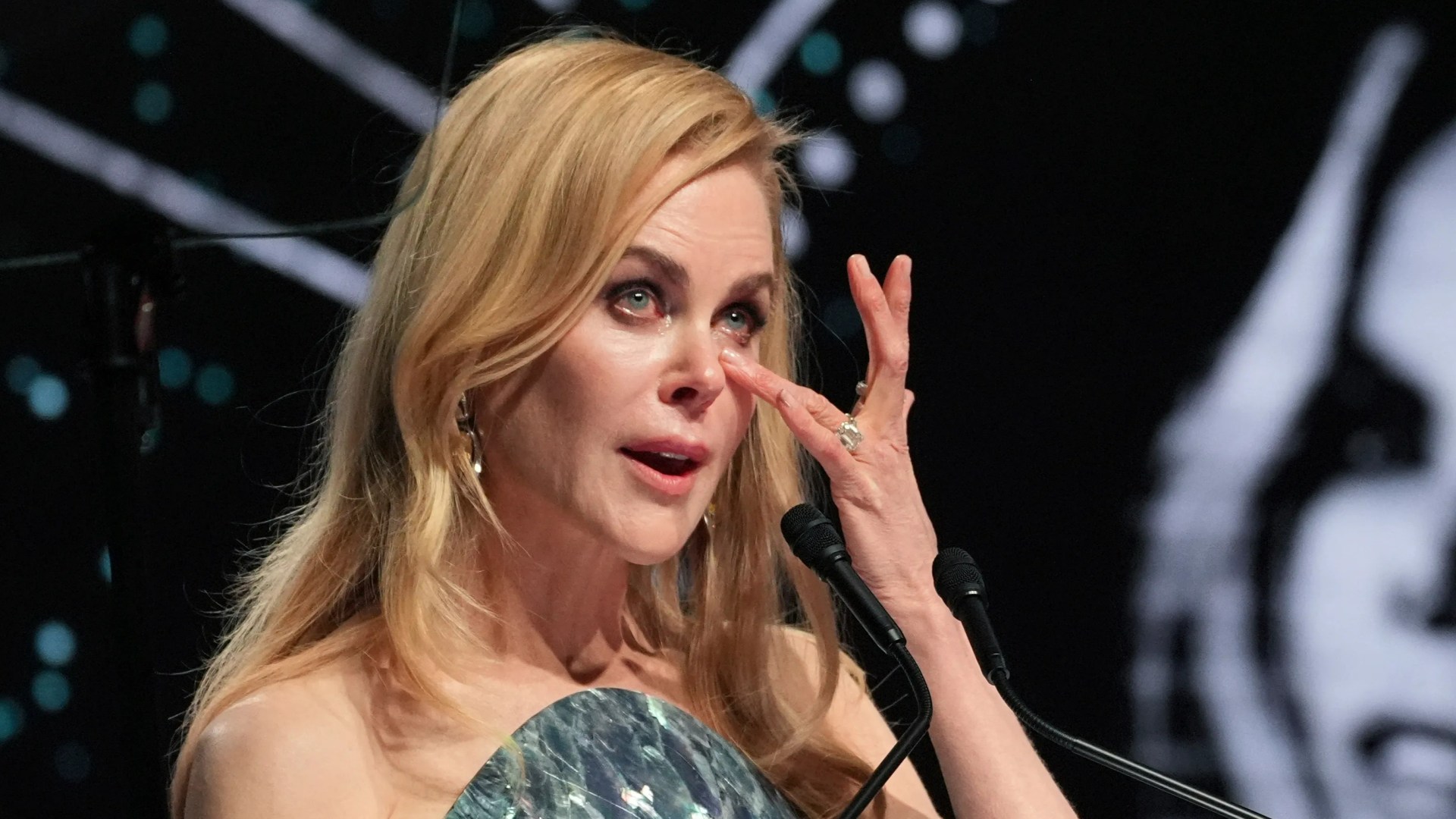 Nicole Kidman breaks down in tears making emotional tribute to her late parents as she accepts prestigious award