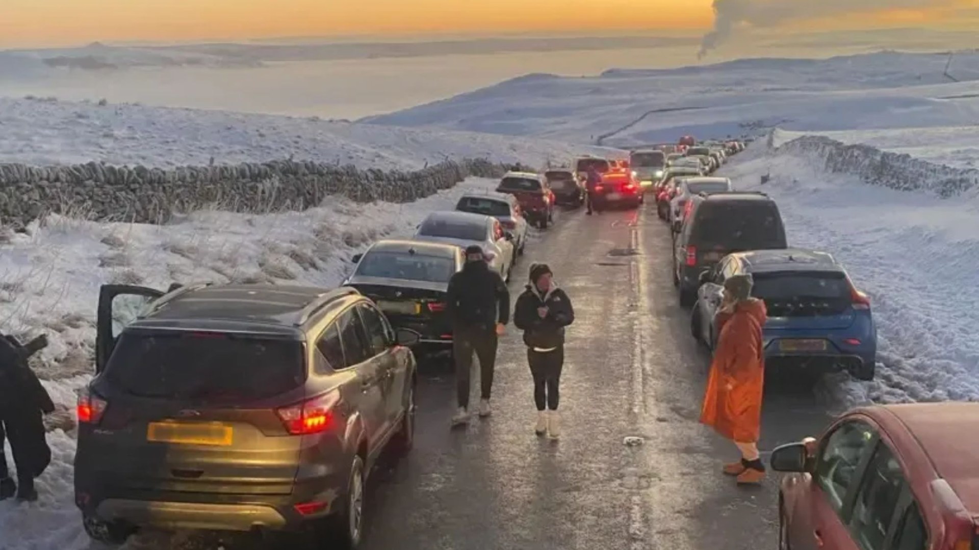 More than 200 double-parked cars block gritters in frozen Peak District