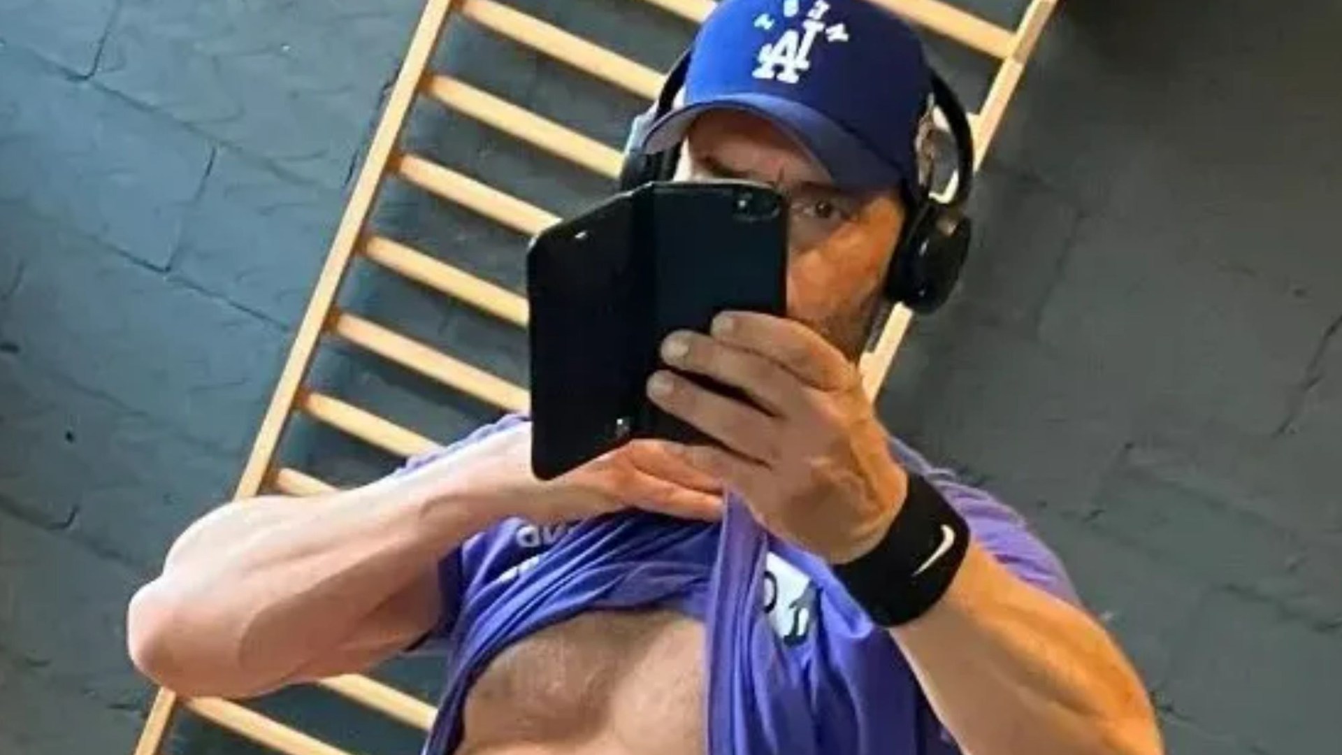 EastEnders fans can’t believe show legend’s ‘real age’ as he shows off EIGHT pack in gym pic