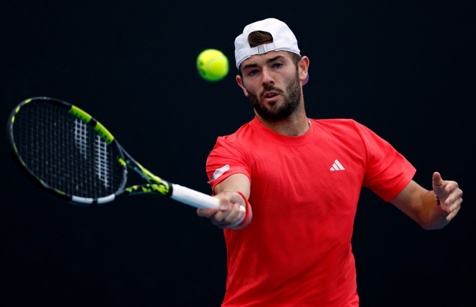 Jacob Fearnley playing tennis.