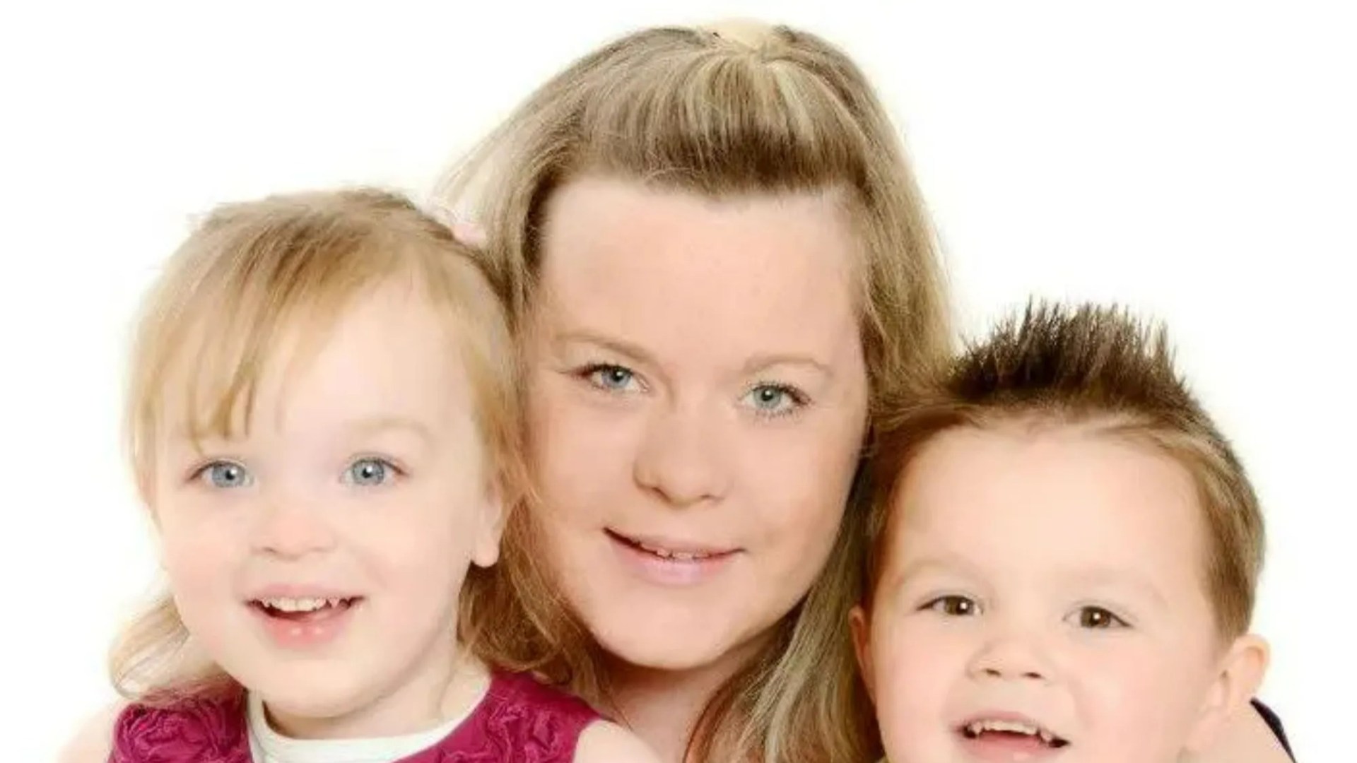 'Beautiful' mum-of-five, 35, who 'always put others first' dies suddenly at home - as heartbroken family issue warning