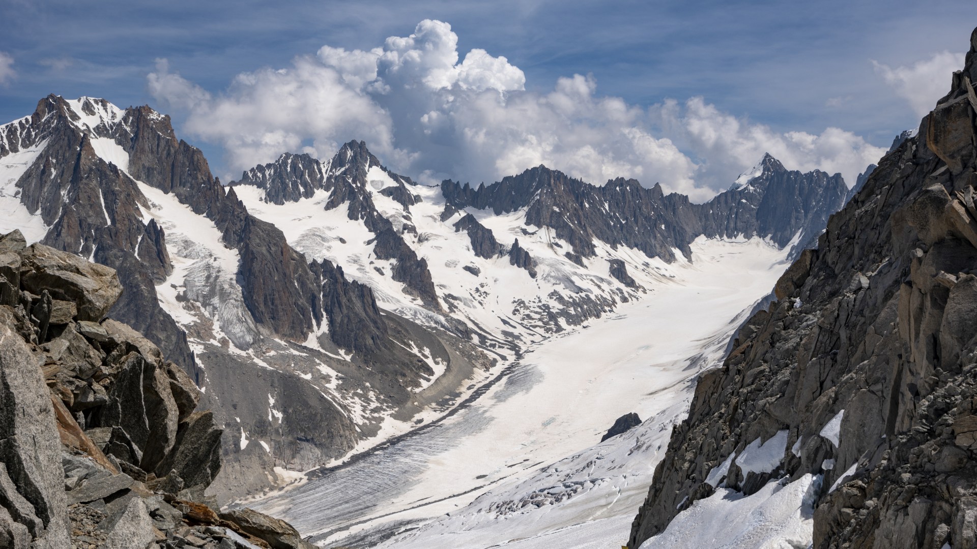 Brit, 55, killed in massive avalanche at ski resort in the French Alps – The Scottish Sun