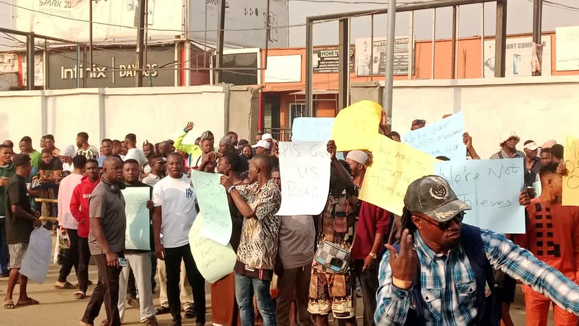 'Do Not Kill Us' - Traders Protest In Ilorin As Gov't Barricades Popular Business Hubs